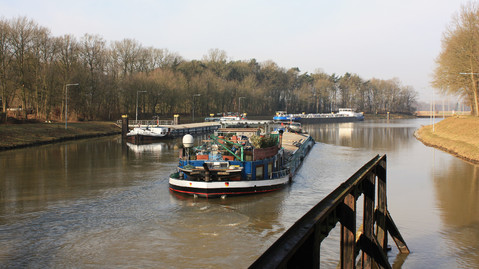 Exit of a cargo ship from a lock 